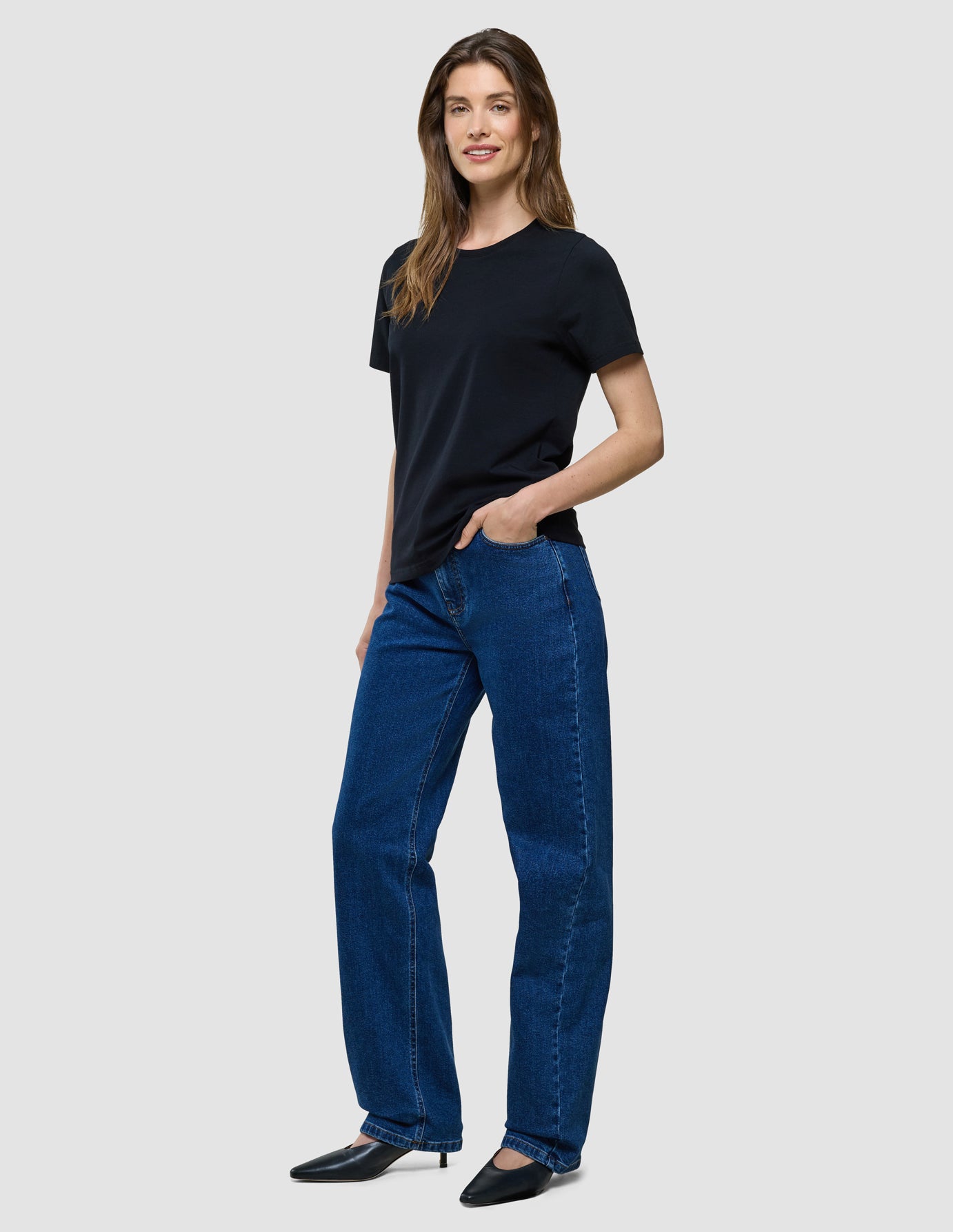 Supima T-Shirt i Black, helfigur med kvinde i sort t-shirt og blå jeans.